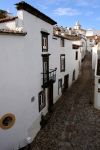 Tradizionali case bianche affacciate su una viuzza nel centro di Marvao, Portogallo - © Marc van Vuren / Shutterstock.com