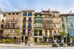 Tradizionali case colorate di Estella, Spagna, affacciate su una graziosa piazzetta del centro storico - © Marc Venema / Shutterstock.com