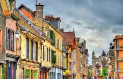 Tradizionali case colorate lungo una strada di troyes, Francia.
