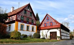 Tradizionali case colorate nel museo open air nei pressi di Marianske Lazne, Boemia, Repubblica Ceca.

