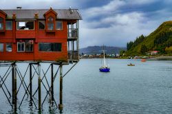 Tradizionali case colorate su palafitte nel villaggio di pescatori di Puerto Montt, Cile. Questa graziosa cittadina deve il proprio nome al presidente cileno Manuel Montt Torres vissuto nel ...