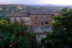 Tradizionali case del borgo di Moresco (Marche) con la campagna sullo sfondo.

