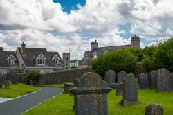 Tradizionali case irlandesi di fronte alla cattedrale di St. Canice a Kilkenny - © Gimas / Shutterstock.com