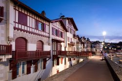 Tradizionali case labourdine a Saint-Jean-de-Luz (Francia) by night.
