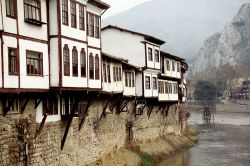 Tradizionali case ottomane nella città di Amasya, Turchia. Questa cittadina è stata la patria del celebre geografo Strabone.
