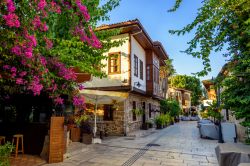 Tradizionali case ottomane nell'area pedonale della vecchia Kaleici, Antalya, Turchia.



