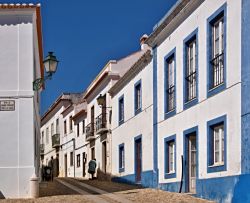Tradizionali edifici nel centro di Odemira, Portogallo.
