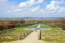 Tradizionali giardini francesi a Champs-sur-Marne, Francia. Siamo al castello della città circondato da uno dei parchi più belli di Francia.
