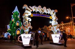 La Piazza della Cattedrale di Vilnius durante la Città del Natale, i tradizionali mercatini natalizi