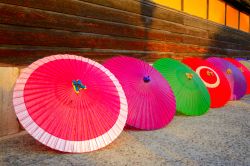 Tradizionali ombrelli giapponesi colorati a Kurashiki,Okayama, Giappone. Risalente al periodo Edo dell'epoca samurai, questo villaggio si trova nell'isola di Honshu.
