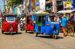 Tradizionali tuk-tuk taxi per le vie di Colombo, capitale dello Sri Lanka - © Anna Jedynak / Shutterstock.com