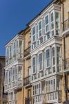 Tradizionali vetrate basche in edifici del centro storico, Vitoria Gasteiz, Spagna.


