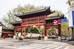 Tradizonale porta d'ingresso alla città: siamo a Nanjing, Nanchino in italiano - © Meiqianbao / Shutterstock.com