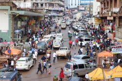 Traffico caotico e gente in strada nel centro di Kampala, Uganda - © Sarine Arslanian / Shutterstock.com