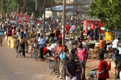 Traffico e folla in una strada della città africana di Lilongwe, Malawi - © hecke61 / Shutterstock.com