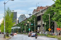 Traffico in una strada della città di Seattle, Washington - © amadeustx / Shutterstock.com