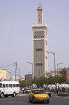 Traffico nelle strade di Dakar, Senegal. Sullo sfondo, il minareto della Grande Moschea cittadina - © Salvador Aznar / Shutterstock.com