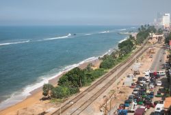 Traffico veicolare intenso in una strada nel sud della capitale Colombo, Sri Lanka.

