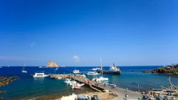 Traghetti in arrivo a Panarea, Sicilia - Per raggiungere l'isola di Panarea l'unico modo è quello di utilizzare uno dei tanti traghetti che collegano quest'isola e le altre ...
