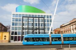 Tram in una strada di Zagabria, Croazia. La capitale è ben servita sia dai tram che dagli autobus: i primi percorrono la parte più interna della città mentre i secondi tutta ...