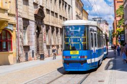 Tram nel centro di Breslavia, Polonia - Furono introdotti nel 1877 i primi tram: inizialmente trainati da cavalli vennero poi sostituiti da quelli elettrici e qualche anno più tardi la ...