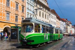 Tram sulla piazza principale (Hauptplatz) di Graz, capoluogo della Stiria, in Austria - foto © Ververidis Vasilis / Shutterstock.com