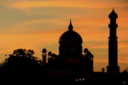 Tramonto a Bandar Seri Begawan, Brunei - Lo splendido skyline della moschea Omar Ali Saifuddien fotografato al tramonto. Le tonalità del cielo, con le sue mille sfumature, rendono questo ...