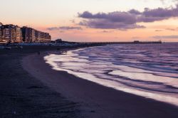 Tramonto a Blankenberge, la città costiera delle Fiandre Occidentali, sul Mare del Nord in Belgio.