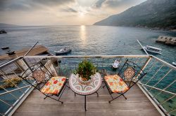 Tramonto a Komiza, isola di Lissa, la terrazza di un piccolo hotel - © Stjepan Tafra / Shutterstock.com