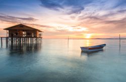 Tramonto fotografato dall'isola di Labuan, Malesia. Quest'isola è una delle mete preferite dagli abitanti dei vicino Brunei e dagli appassionati di immersioni - © 207335704 ...