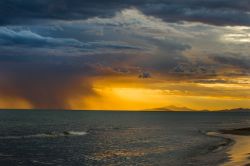 Tramonto a Marina di Alberese in Toscana, al largo un temporale