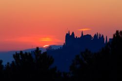 Tramonto a Marostica con il profilo del Castello Superiore in controluce - © elleon / Shutterstock.com