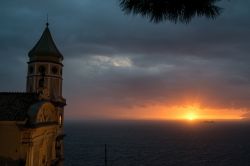 Tramonto a Praiano il borgo si trova sulla Costiera Amalfitana in Campania