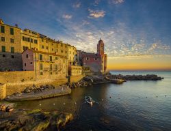 Tramonto a Tellaro, La Spezia, Italia. Il borgo è raggiungibile da alcuni sentieri pedonali che dai paesi sovrastanti scendono verso il mare.



