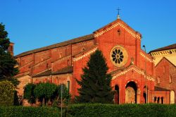 Tramonto ad Alseno, le calde tinte della Abbazia  Cistercense di Chiaravalle della Colomba