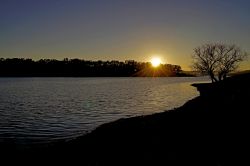Tramonto al lago di Pozzillo, vicino ad Agira in Sicilia. E' realizzato tramite una diga in calcestruzzo armato sul fiume Salso, affluente del Simeto.
