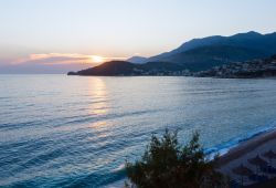 Tramonto alla spiaggia di Potami ad Himare in Albania