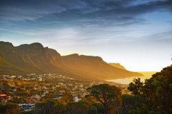 Tramonto e vista sulla città di Cape Town, Sudafrica - Sembra piccolissima la città del Capo e quella montagna in mezzo, table mountain, sembra grandissima. Quando queste due realtà ...