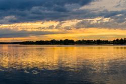 Tramonto con cielo nuvoloso sul lago Nove Mlyny a Mikulov, Repubblica Ceca.


