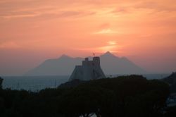 Tramonto da Sperlonga: in primo piano Torre Truglia e sullo sfondo il profilo del Monte Circeo nel Lazio