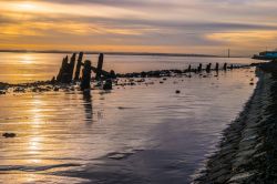 Tramonto del sole vicino all'estuario dell'Humber vicino a Hull, Yorkshire and the Humber, Inghilterra.

