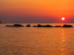 Tramonto di fuoco a Capo d'Orlando in Sicilia.