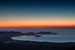 Tramonto dietro il promontorio di Revellata e la baia di Calvi, Corsica. Siamo nella regione della Balagna che si estende dal Nebbio al massiccio del monte Cinto.

