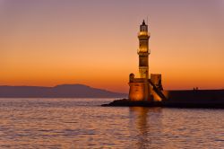 Tramonto a Chania e faro  all'imboccatura del porto, costa settentrionale di Creta - © Banet / Shutterstock.com