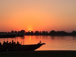 Tramonto estivo sul Lago Superore a Mantova in Lombardia.