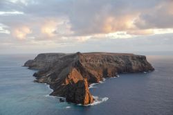 Tramonto sull'Ilheu da Cal, un'isoletta disabitata dell'Oceano Atlantico a sud di Porto Santo, arcipelago di Madeira (Portogallo)
