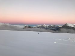 Tramonto in inverno a Superbagneres, Francia. Questa meta sciistica attira visitatori e sportivi da ogni parte d'Europa. 
