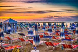 Tramonto in spiaggia a San Mauro Mare dulla Riviera Romagnola - © GoneWithTheWind / Shutterstock.com