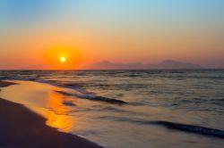 Tramonto su una spiaggia di Kos, Grecia: isola del Dodecaneso, Kos ospita alcune delle spiagge più belle di tutta la Grecia - © aniad / Shutterstock.com