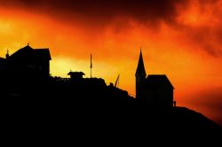 Tramonto infuocato a Sarentino Alto Adige - © saskia wehler / Shutterstock.com